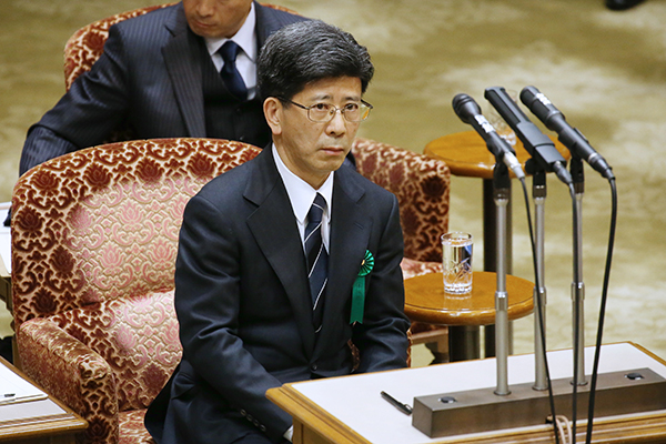 佐川前国税庁長官は証人喚問の場で疑惑を否定し、答弁を断る場面も目立った