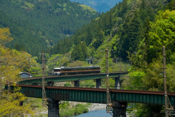 名物のS字鉄橋（JR東海提供）