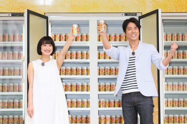 「キリン のどごし」発表会に登場した桐谷健太と門脇麦