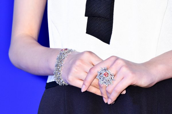 桐谷美玲が身につける8260万円のブレスレットと3920万円のリング