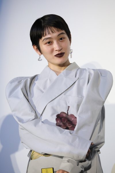 映画『猫は抱くもの』出演のコムアイ