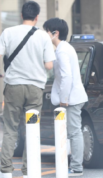 SPとみられる男性と何やら話す小室さん