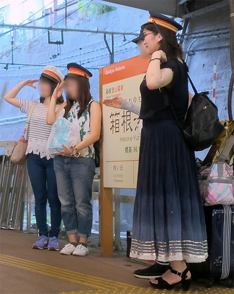 箱根で駅員のような帽子をかぶる