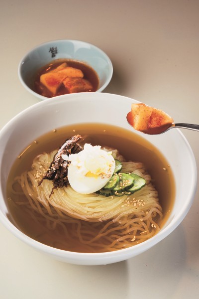 冷麺 900円（別辛）（撮影／小松 潤）