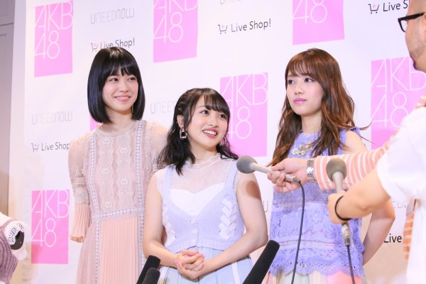 囲み取材を受ける小田えりな、向井地美音、加藤玲奈