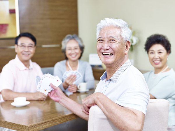 ケア体制も整った認知症カフェが人気（写真／アフロ）