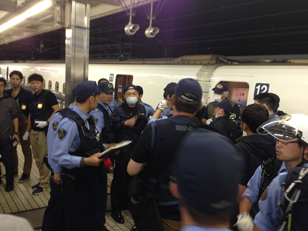 事件直後、「のぞみ」は通常は通過する小田原駅に緊急停車