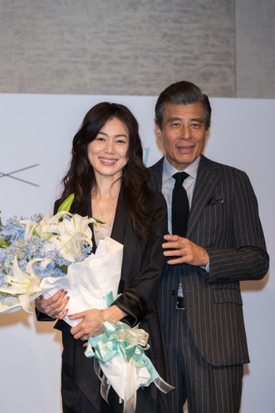 今井美樹の新アルバム発売を祝福する舘ひろし