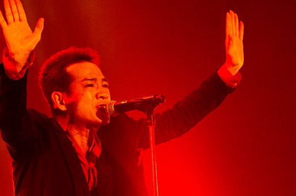 74枚目の新曲発表イベントで熱唱する田原俊彦