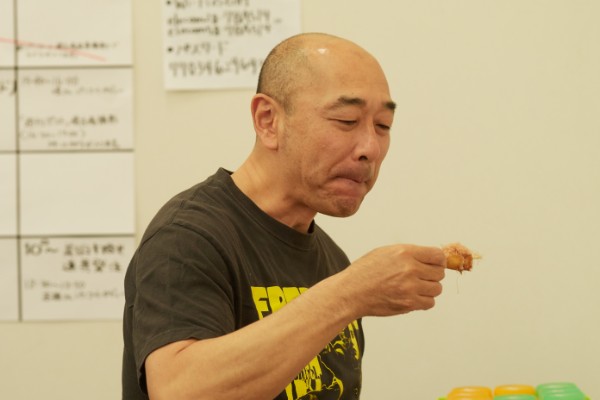 稽古の合間にみたらし団子を食べる