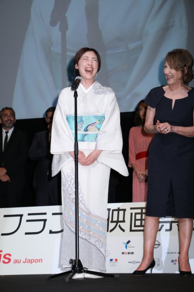 大笑いする常盤貴子