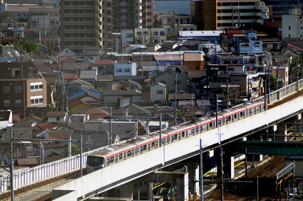 北千住付近を走るつくばエクスプレス