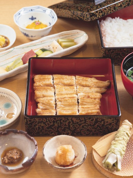 共水 白焼重 4950円 (先付2品、肝の浜納豆和え、 ぬか漬、吸物付)(撮影/佐藤敏和)