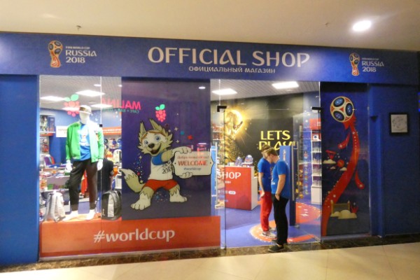 狭い店内にグッズがぎっしり