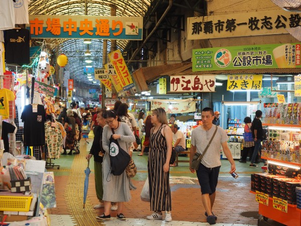 土産物店などが潤う一方、中国人への依存度は高まる