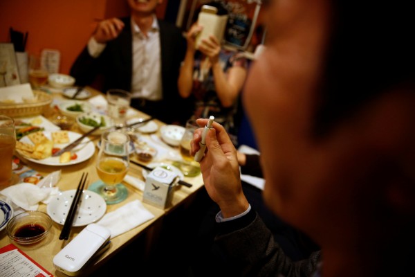 飲食店の風景も変わっている（写真はアイコス）