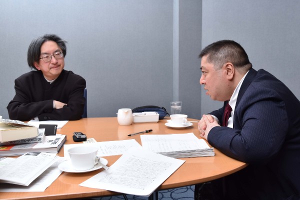 佐藤優氏（右）と片山杜秀氏　撮影／太田真三