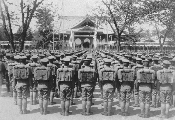 靖国神社に参拝する陸軍兵士たち　共同通信社