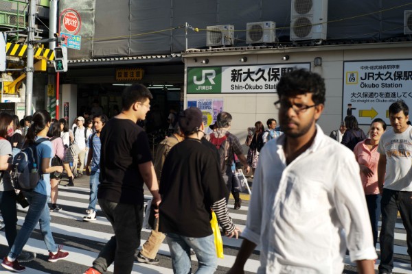 休日は韓流ファンの日本人と外国人で賑わう