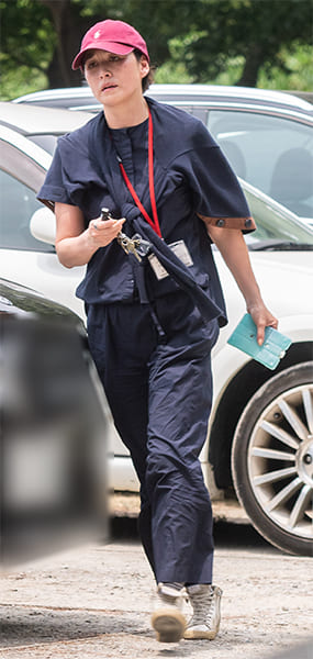 次男の野球練習を終えて車に戻る亜希