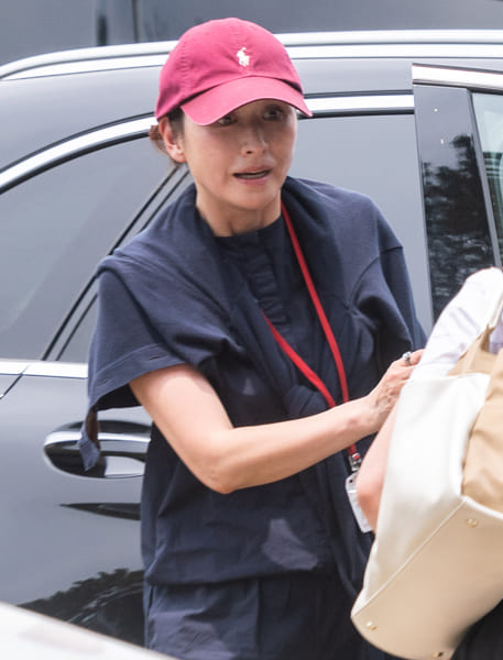 しっかり記者を見据える