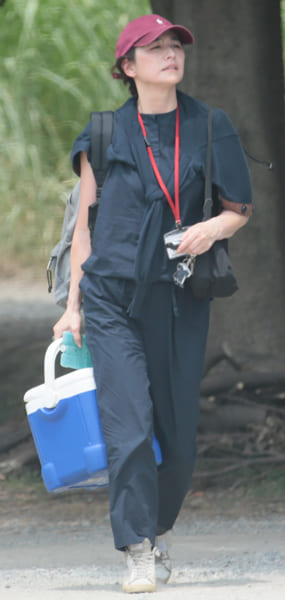 白いスニーカーは泥だらけ