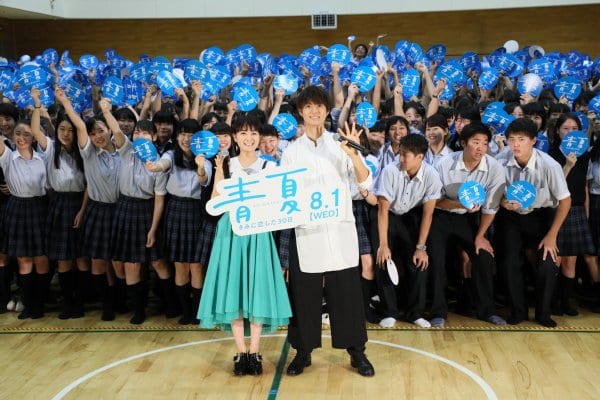 大歓声で中高生から迎え入れられた葵と佐野