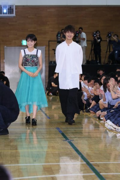 葵わかなと佐野勇斗が学校の終業式にサプライズ登場