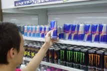 小学生も常飲するエナジードリンク そのリスクと対策は?