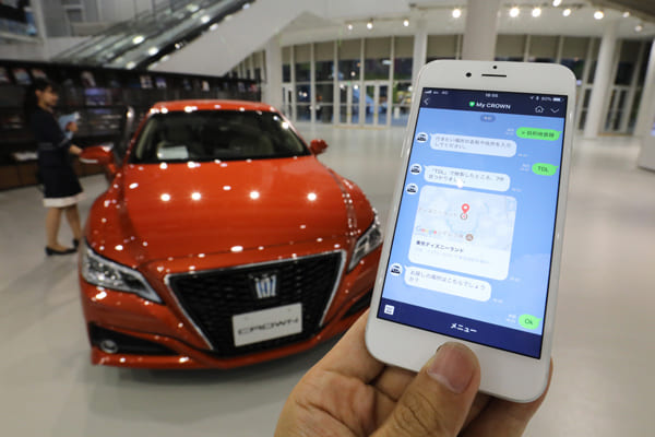 LINEともつながるトヨタの新型クラウン（時事通信フォト）