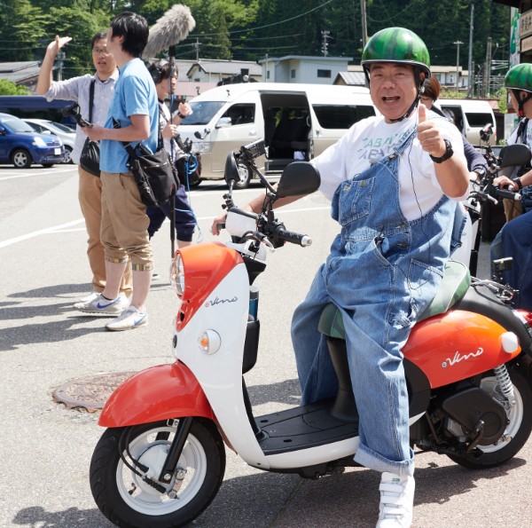 バイクに乗ってポーズを決める