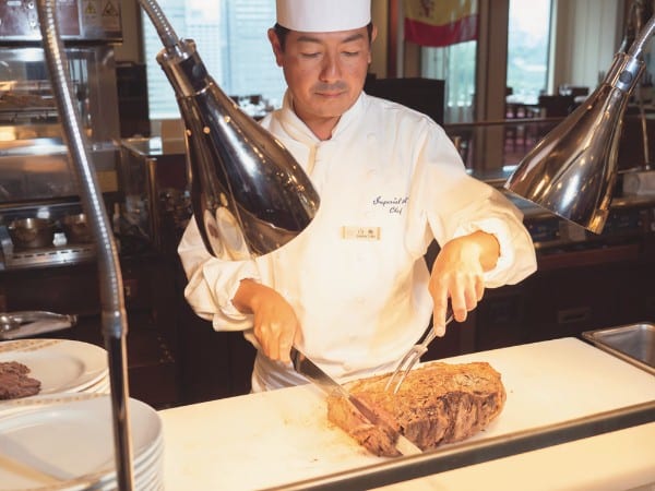 ローストビーフは熟成肉をオーブンで焼き上げる