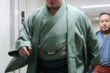 場所前に白鵬が稀勢の里の耳元で意味深な囁きをしていた