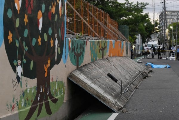 ブロック塀が倒壊した高槻市立寿栄小学校（写真／時事通信フォト）