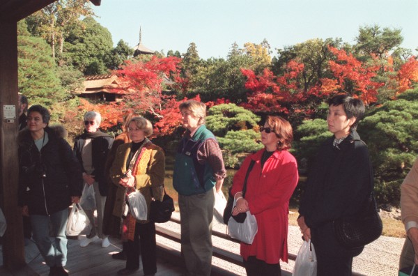 仁和寺を視察する世界遺産委員会（時事通信フォト）