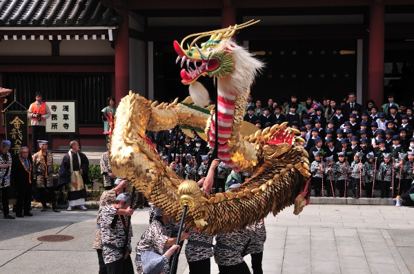 浅草寺を「金龍」が練り歩く（時事通信フォト）