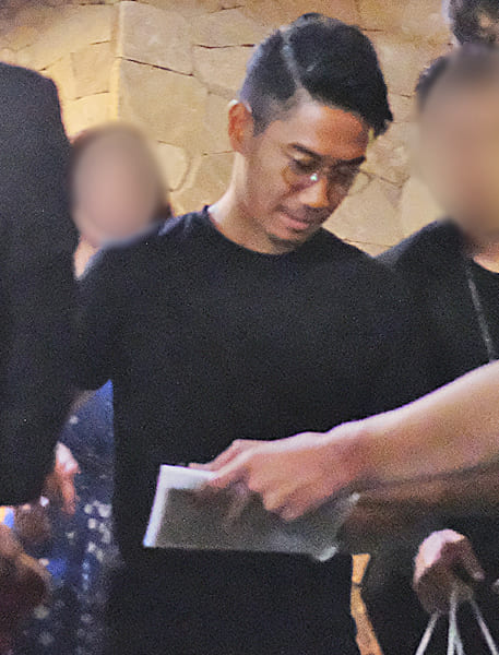 ファンのサインの求めにも気軽に応じた