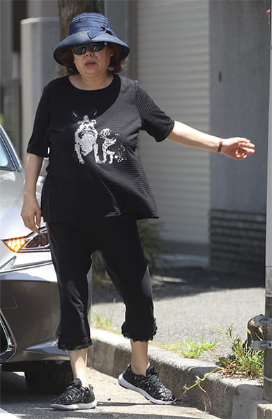 ブルドッグの柄のTシャツを着た上沼恵美子