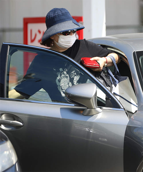 愛車に乗り込んだ（2018年）