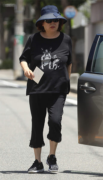 黒Tシャツを着て外出する上沼恵美子