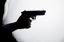 銃で撃たれた感触とは? 九死に一生を得た元刑事の告白