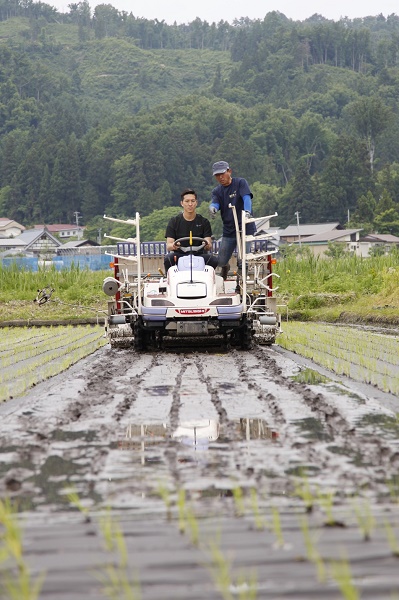 オフには自身でトラクターにも乗る