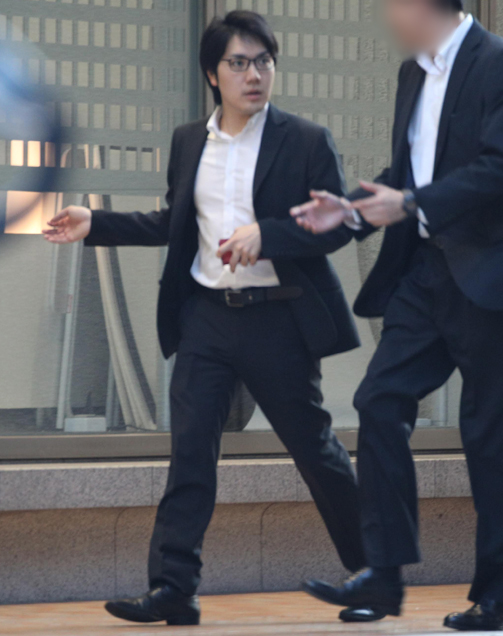 小室圭さん メガネ姿で足早に歩く「デキる男」写真｜NEWSポスト