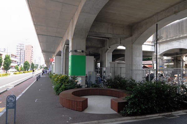 武蔵小金井の高架下に整備された「ののみち」には、あちこちにベンチや公園が整備されている