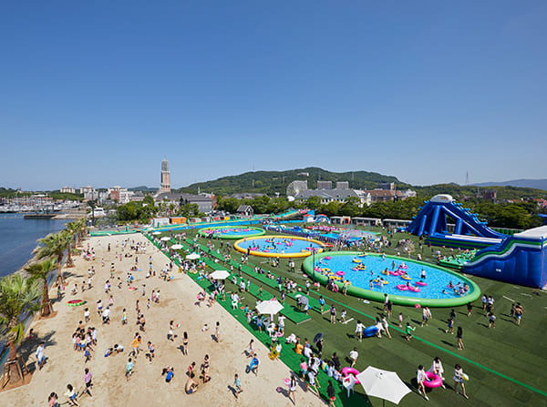 海沿いのプールはまるで南国リゾート