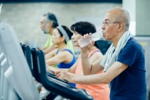 シニアで賑わうスポーツジム、もはや高齢者施設状態に