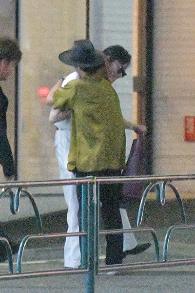 ハグを交わす菅田将暉