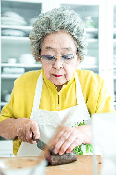 ばぁばこと鈴木登紀子さんがうざくの作り方を紹介（撮影／近藤篤）