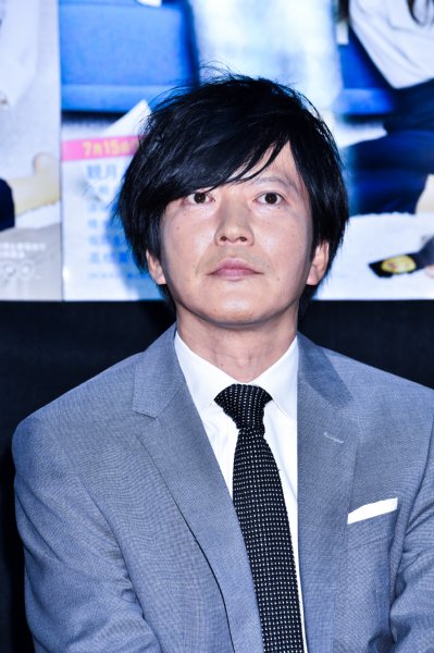 ドラマ『捜査会議はリビングで！』出演の田辺誠一
