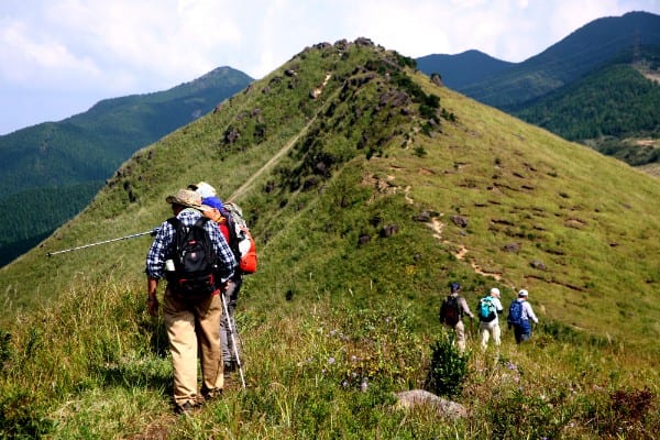 登山シーズンになると診療所の前には人だかりが